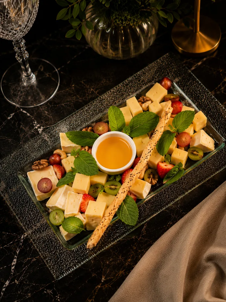 Сырная тарелка с мёдом и орехами